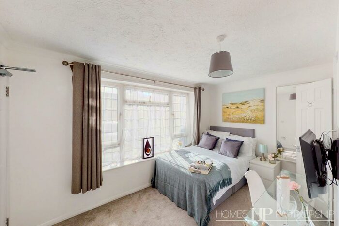 1 Bedroom Property To Rent In Beeches Crescent, Southgate, RH10