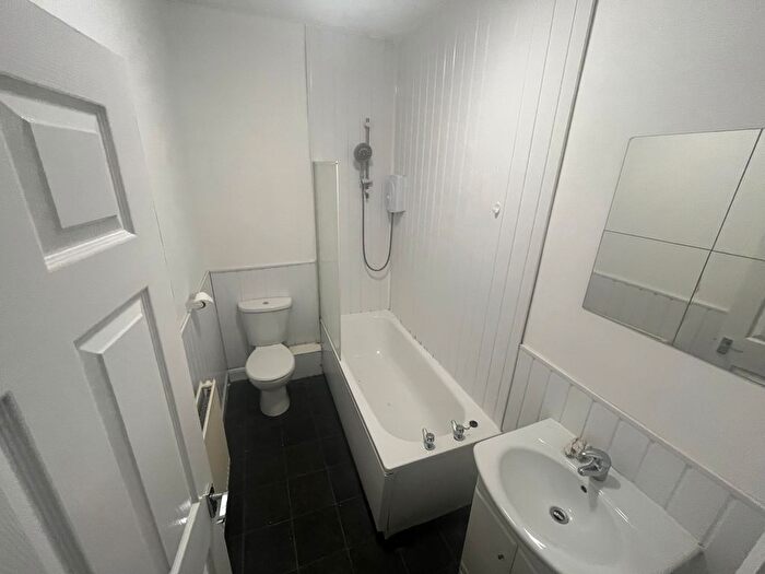 2 Bedroom Flat To Rent In Ashton Road, Oldham, OL8