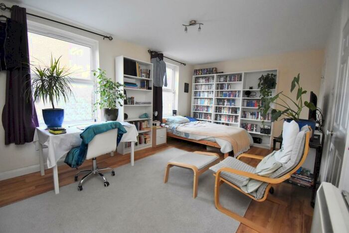 Flat To Rent In Paxton Road London, SE23