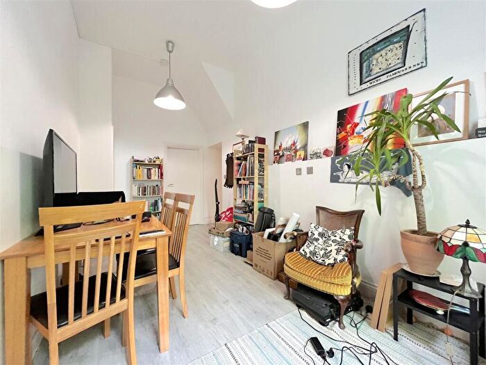 3 Bedroom Flat To Rent In Crescent Road, London, N8