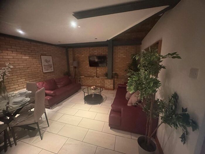 2 Bedroom Flat To Rent In Southwark Bridge Road, London, SE1
