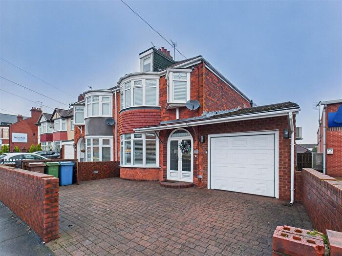 3 Bedroom Semi-Detached House For Sale In Hull Road, Anlaby, HU10