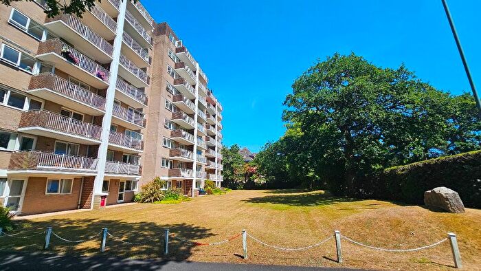 2 Bedroom Flat To Rent In Bourne Pines, - Christchurch Road, Bournemouth, BH1