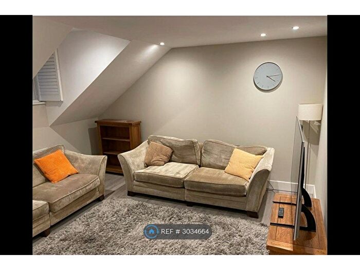 3 Bedroom Flat To Rent In Larkhall Lane, London, SW4