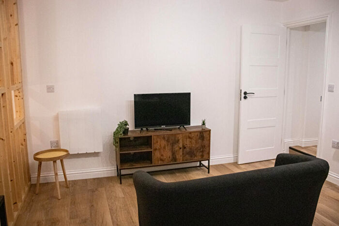 1 Bedroom Flat To Rent In City Centre // Bed Flat // Aug, LN2