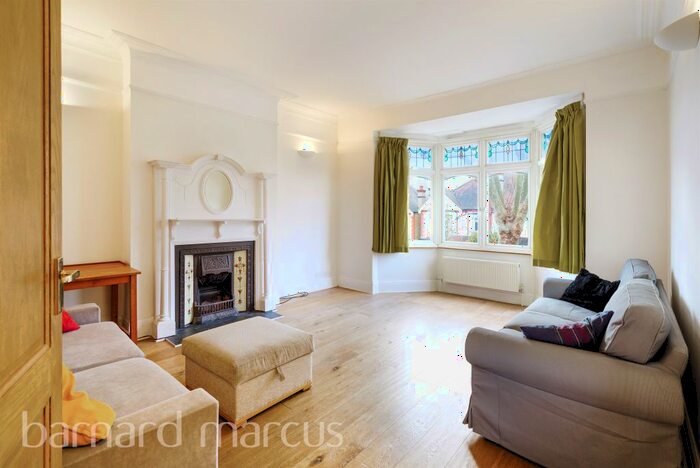 3 Bedroom Flat To Rent In Copley Park, London, SW16
