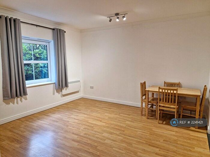 1 Bedroom Flat To Rent In Solomons Court, London, N12