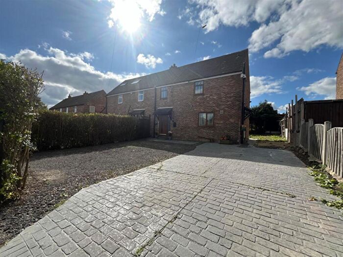 3 Bedroom Semi-Detached House For Sale In Birkenshaw Lane, Birkenshaw, Bradford, BD11