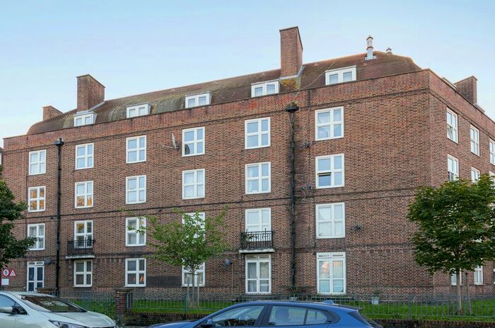 3 Bedroom Flat To Rent In Wandsworth Road, London, SW8