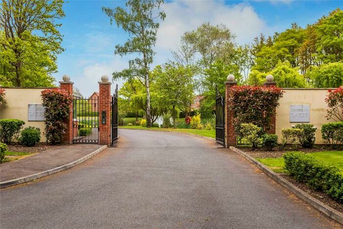 4 Bedroom Town House To Rent In Chobham, GU24