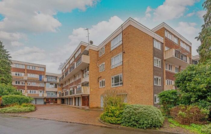 2 Bedroom Flat For Sale In Crieff Court, Teddington, TW11