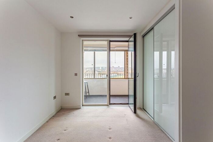 2 Bedroom Flat For Sale In Lock Side Way, London, E16