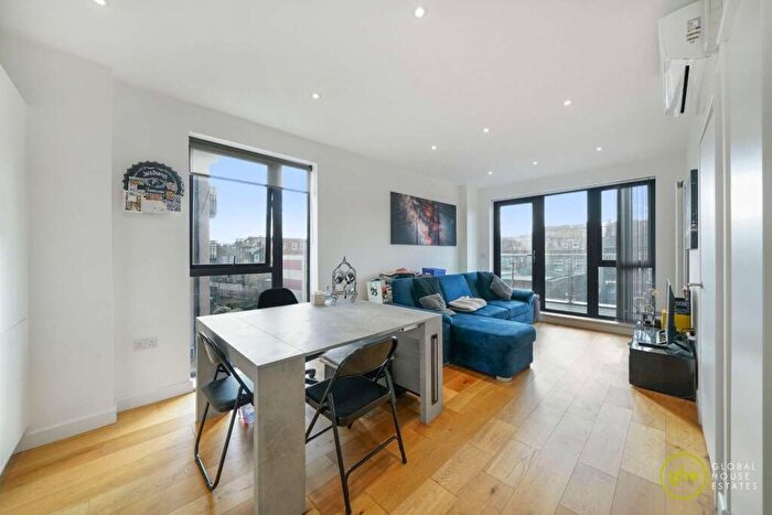 2 Bedroom Flat For Sale In Waleorde Rd, Elephant & Castle, London, SE17