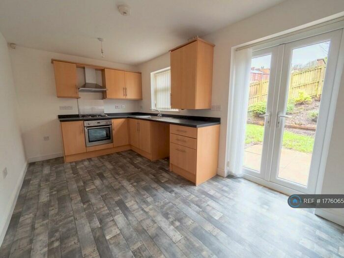 4 Bedroom End Of Terrace House To Rent In Garden Mews, Darwen, BB3