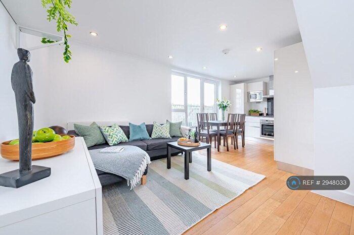 3 Bedroom Flat To Rent In Trinity Mews, London, E1