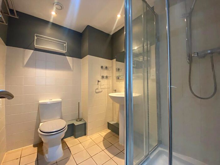 2 Bedroom Apartment To Rent In City Walk, Leeds, LS11