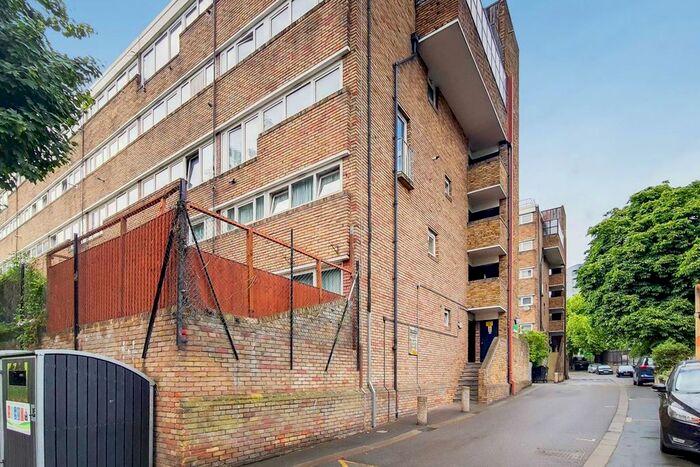 3 Bedroom Flat To Rent In New Orleans Walk, Crouch End, London, N19