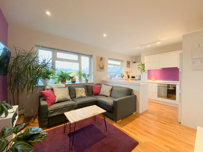 3 Bedroom Flat To Rent In Elsie Road, London, SE22