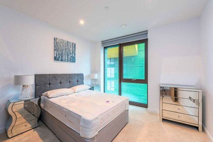 1 Bedroom Flat To Rent In Legacy Gardens, Nine Elms, London, SW11