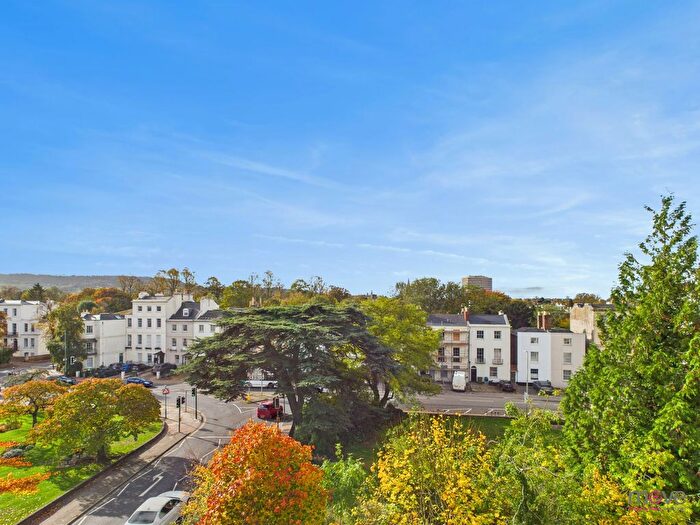 2 Bedroom Flat To Rent In Berkeley Street, GL52