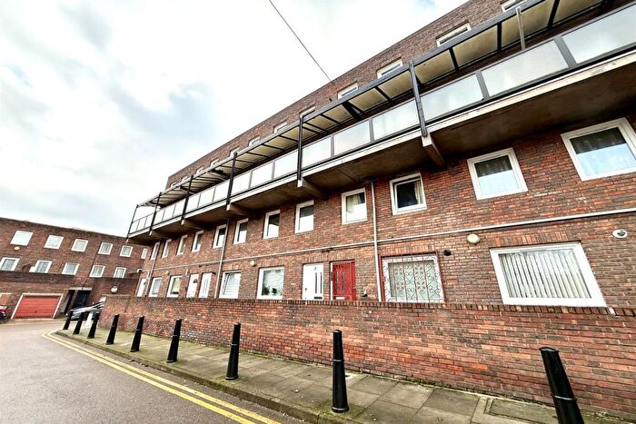 3 Bedroom Maisonette To Rent In Kemps Drive, E14