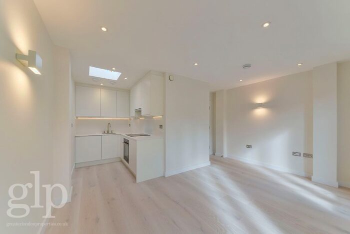 1 Bedroom Flat To Rent In William Iv Street, London, Greater London, WC2N