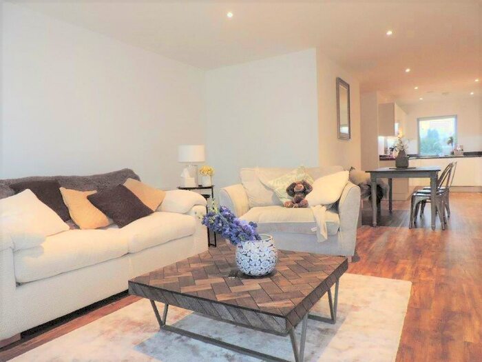 3 Bedroom Flat To Rent In Station View, Guildford, GU1