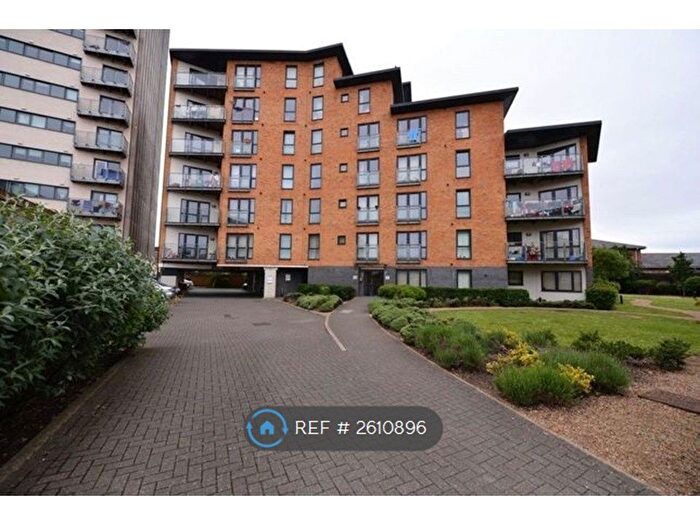 2 Bedroom Flat To Rent In Gateway Court, Ilford, Gants Hill, IG2