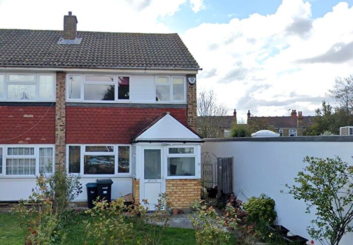 3 Bedroom End Of Terrace House To Rent In Sussex Close, Ilford, IG4