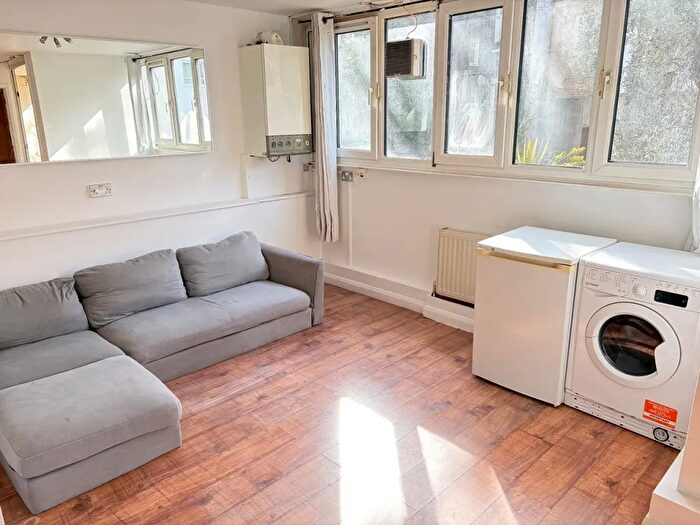 1 Bedroom Flat To Rent In Very Near Finborogh Road Area, West Brompton, SW10