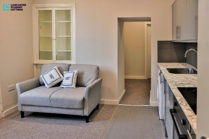 2 Bedroom Flat To Rent In Flat, , Queen Street, LA1