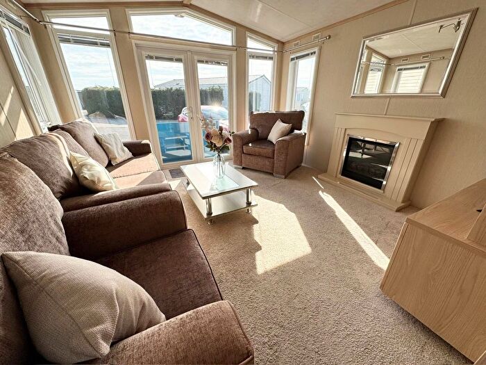 2 Bedroom Mobile/park Home For Sale In Hook Lane, Warsash, Southampton, SO31