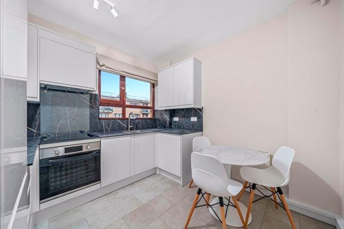 3 Bedroom Flat To Rent In Cromer Street, London, WC1H