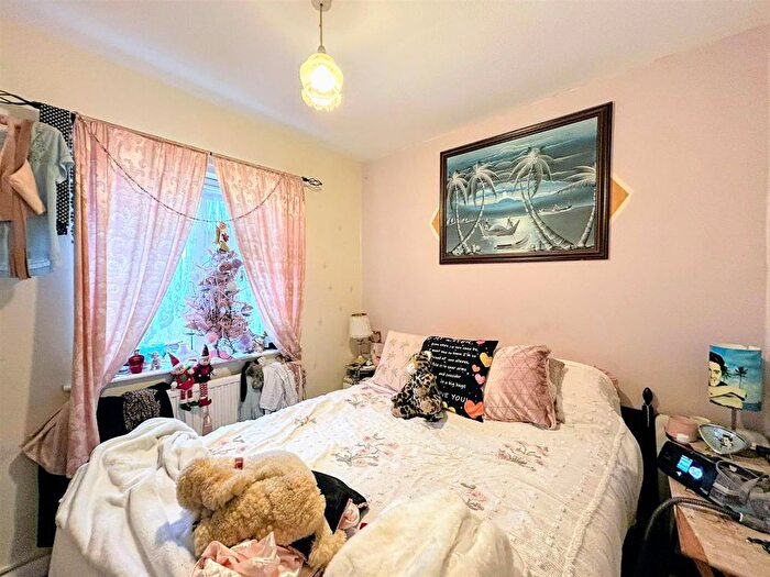 2 Bedroom Semi-Detached House For Sale In Racecourse Mount, Chesterfield, S41