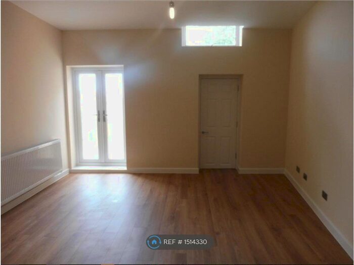 2 Bedroom Flat To Rent In High Street, Kingswood, Bristol, BS15