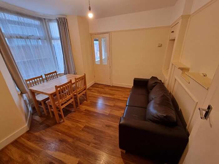 2 Bedroom Flat To Rent In Wanstead Park Road, Ilford, London, IG1
