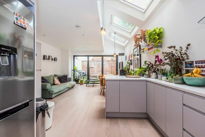 3 Bedroom Flat To Rent In Squarey Street, London, SW17