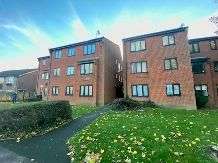 Studio To Rent In Birchanger Road, London, SE25