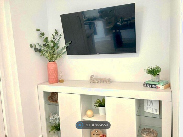 2 Bedroom Flat To Rent In St. Peters Road, Reading, RG6