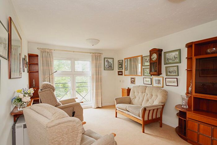 2 Bedroom Flat To Rent In Belmont Road, Leatherhead, KT22