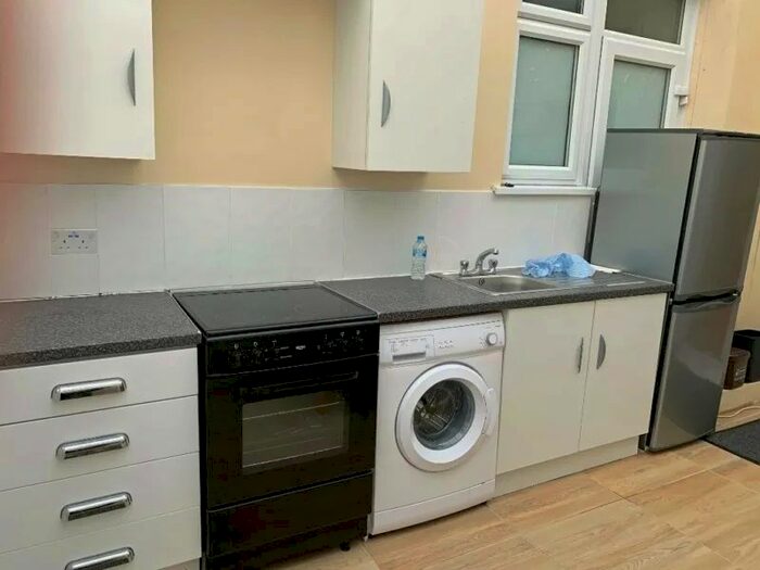 Studio To Rent In Croydon Rd, Wellington, SM6