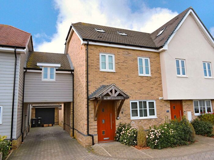 3 Bedroom Link Detached House For Sale In Blessen Meadow, Felsted, CM6