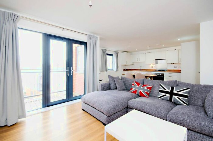 2 Bedroom Flat To Rent In Walnut Tree Close, Guildford GU1