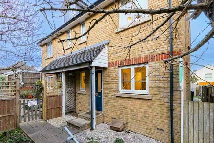 4 Bedroom Semi-Detached House To Rent In Boxmoor Location, HP1