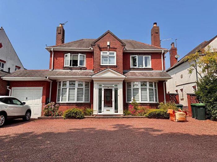 3 Bedroom Detached House For Sale In Hollyhedge Road, West Bromwich, West Midlands, B71
