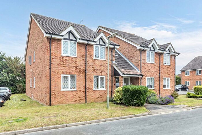 Studio To Rent In Wakefield Close, Byfleet, KT14