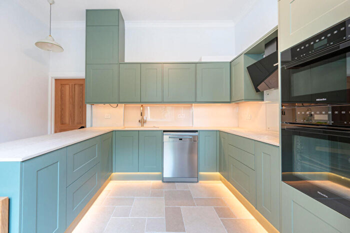 3 Bedroom Flat For Sale In Walm Lane, Mapesbury Estate, London, NW2