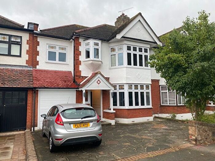 4 Bedroom Semi-Detached House To Rent In Brackendale Gardens, Upminster, RM14