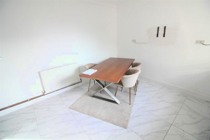 3 Bedroom Flat To Rent In Lower Boston Road, London, W7