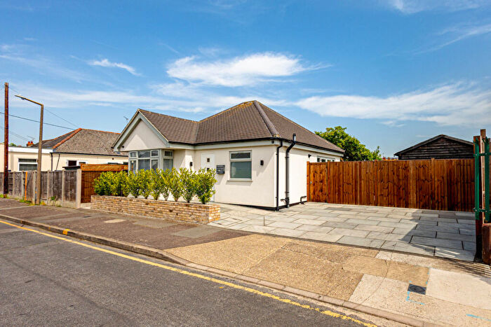 1 Bedroom Detached Bungalow For Sale In Kenilworth Gardens, Rayleigh, SS6